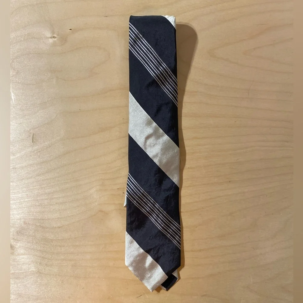 Brooks Brothers Elegant Black and Cream Striped Tie (OO)